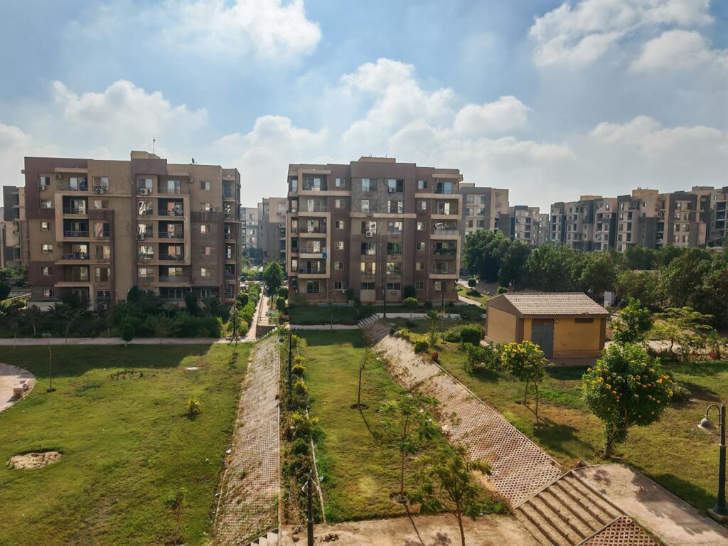 Thị Trường Bất Động Sản Sôi Động: Cơ Hội & Thách Thức Đầu Tư